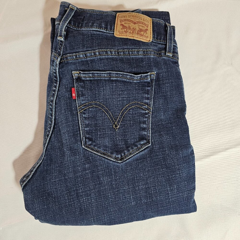 Levi Classic Bootcut - Size 6